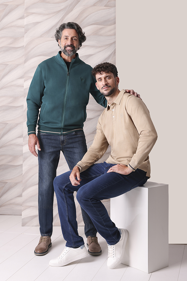 Modelos masculinos con chaqueta y polo la colección otoño-invierno Tem Fórmula moda B2B