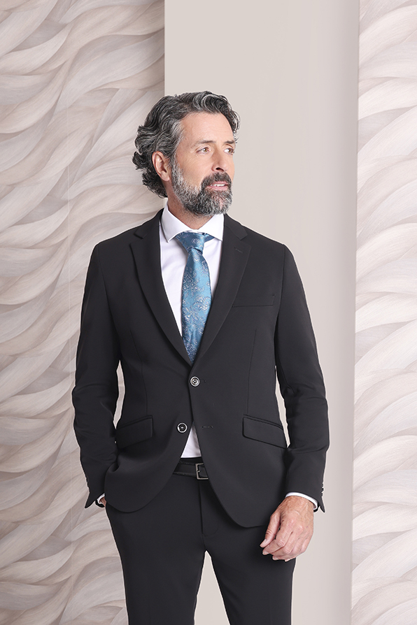 Traje en color negro la colección otoño-invierno Tem Fórmula moda B2B