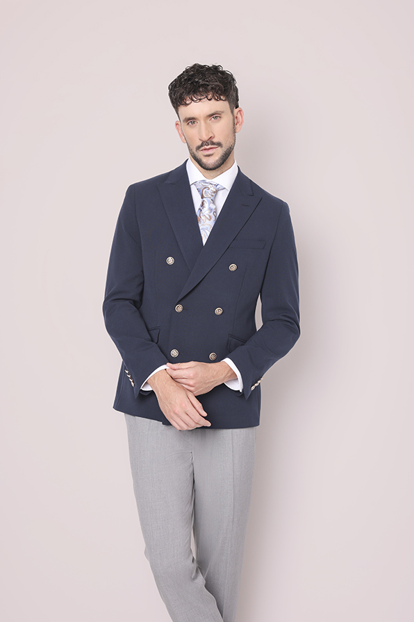 Americana azul con botones la colección otoño-invierno Tem Fórmula moda B2B