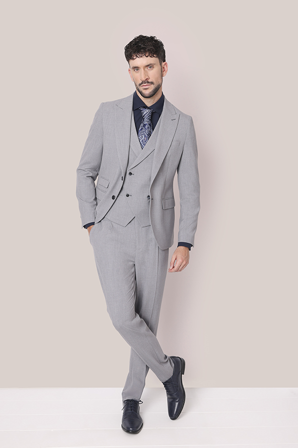 Traje completo con chaleco, en color gris la colección otoño-invierno Tem Fórmula moda B2B