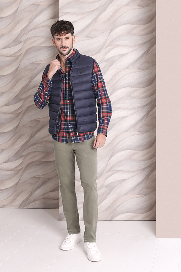 Chaleco masculico en color azul marino la colección otoño-invierno Tem Fórmula moda B2B
