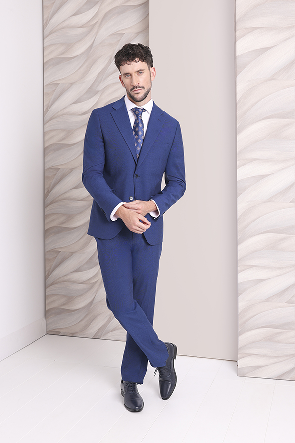 Traje de ceremonia, color azul, la colección otoño-invierno Tem Fórmula moda B2B