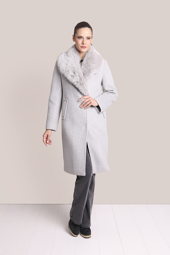 Abrigo largo de mujer perteneciente a la línea Tem Fórmula para moda B2B