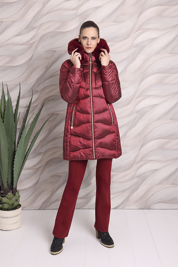 Abrigo rojo de la serie Tem Fórmula destinada a tiendas y distribuidores de moda