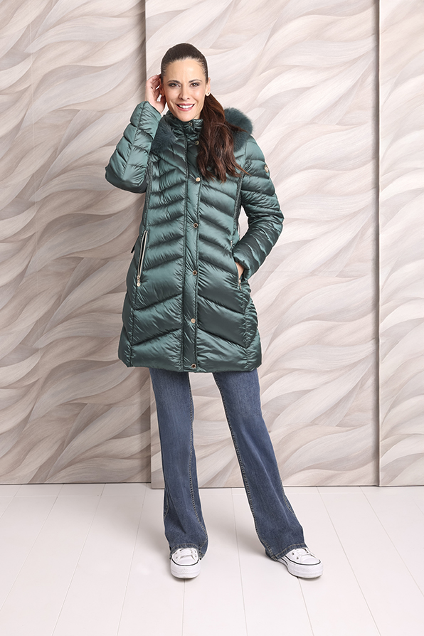 Parka acolchada de mujer en color verde de la serie Tem Fórmula destinada a tiendas y distribuidores de moda
