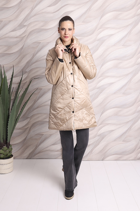 Chaqueta de mujer con tonos neutros de la serie Tem Fórmula destinada a tiendas y distribuidores de moda