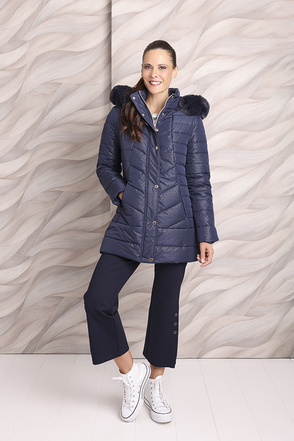 Parca azul para mujer integrante de la colección Tem Fórmula para el sector B2B de moda