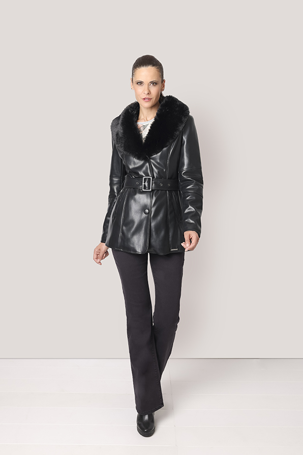 Chaqueta larga de polipiel con pelo en el cuelo parte de la gama Tem Fórmula enfocada en moda al por mayor