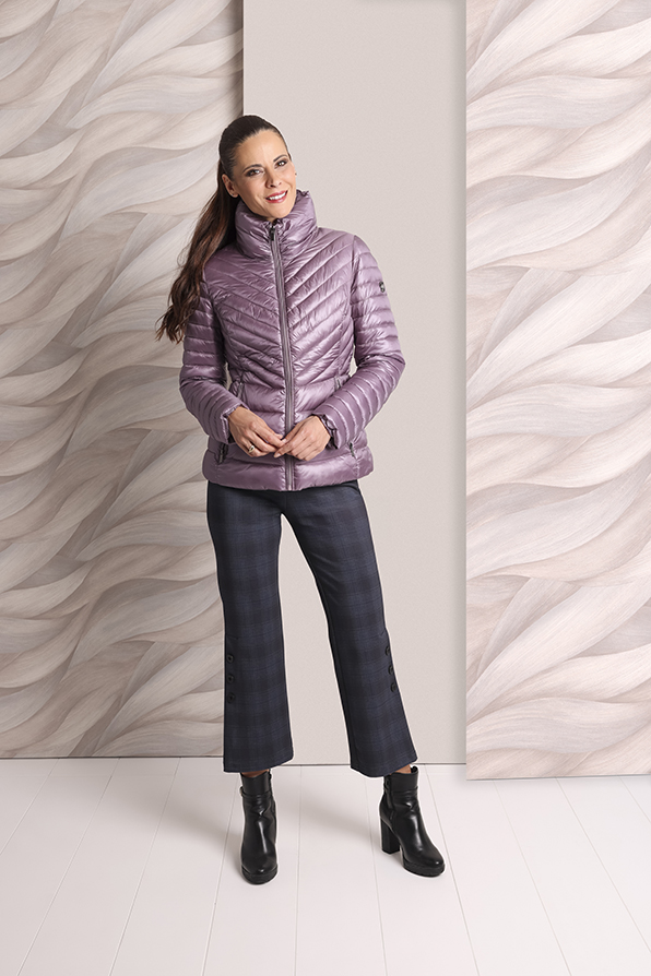 Chaqueta corta den tonos morados de la línea Tem Fórmula, diseñada para clientes B2B de moda